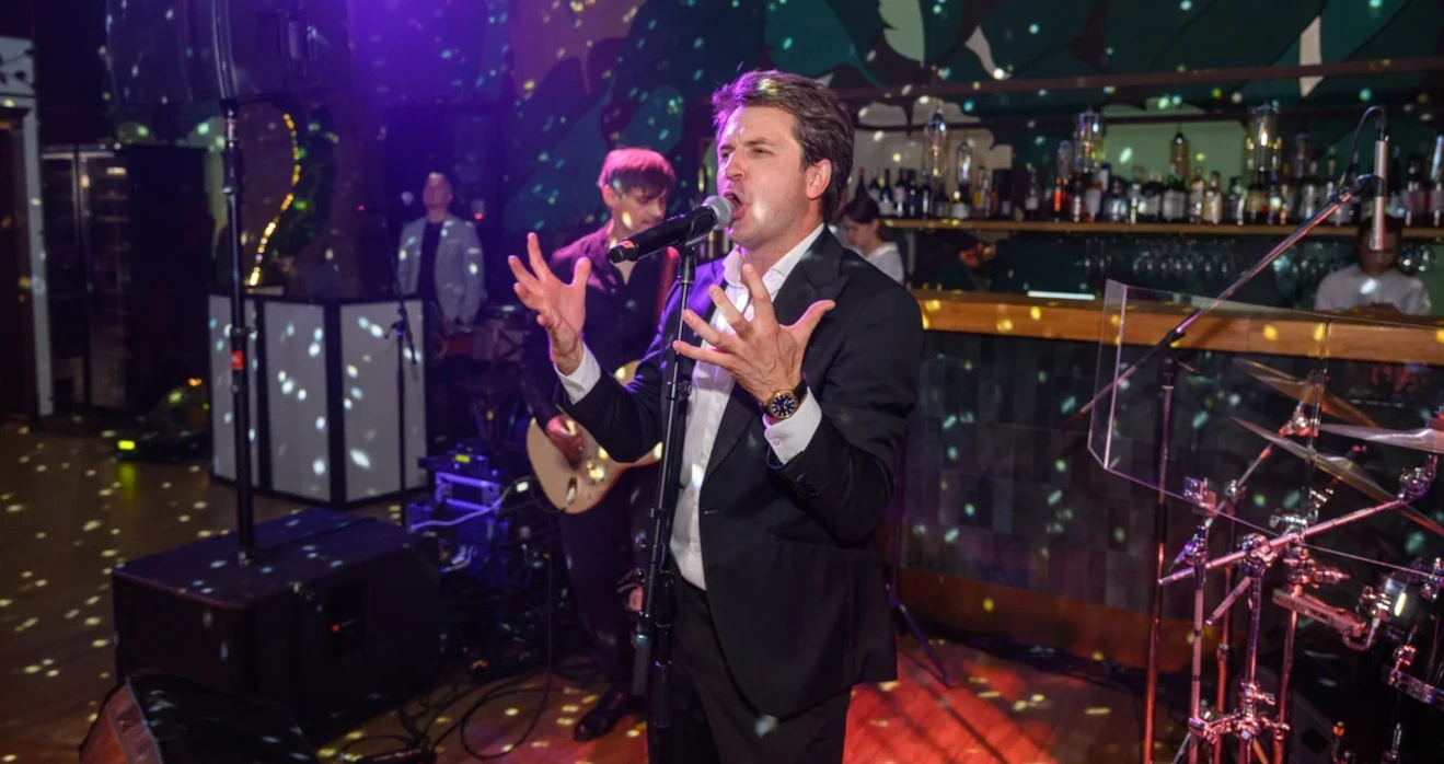 Живой вокал на корпоративной вечеринке: группы с несколькими исполнителями и инструментами