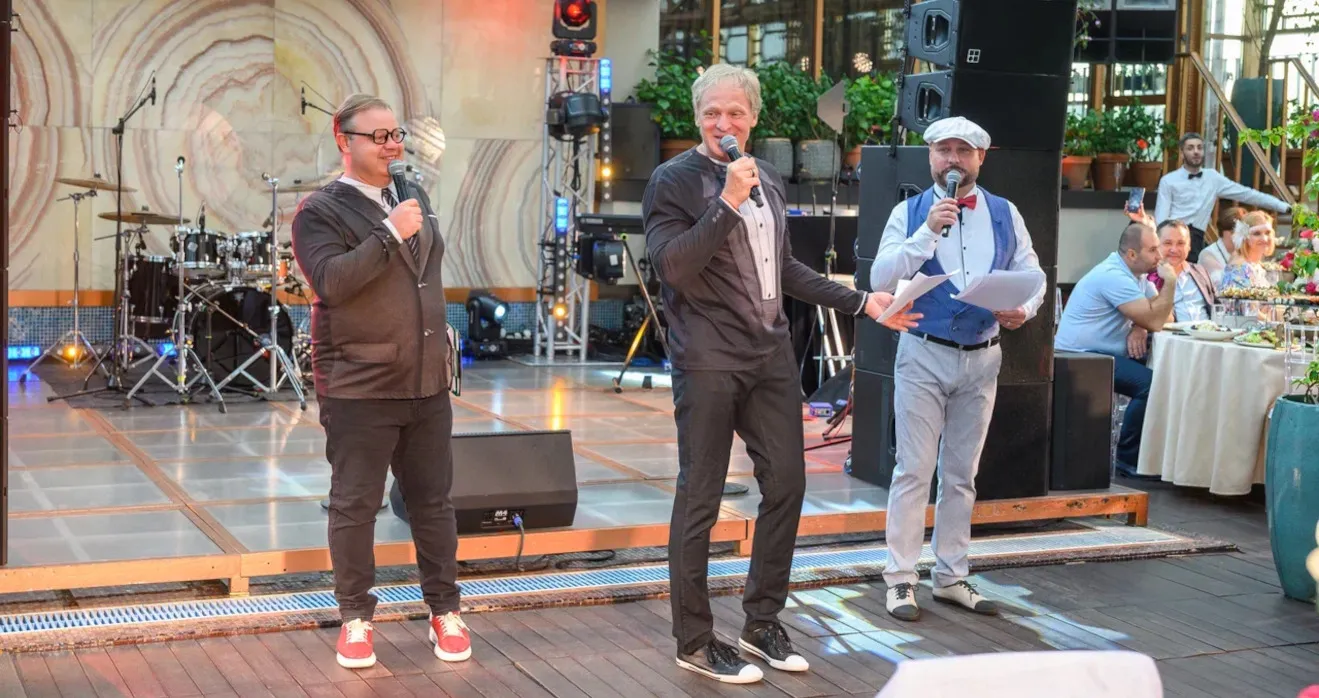 КВН Уездный город - ведущие корпоратива для строительной компании