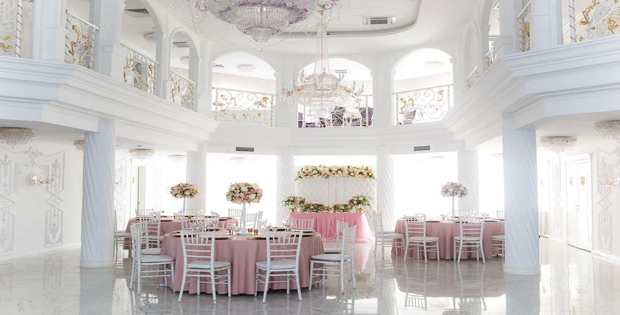 Дизайнерские решения в интерьере банкетного зала Екатерининский парк-отеля Орловский (МО)
