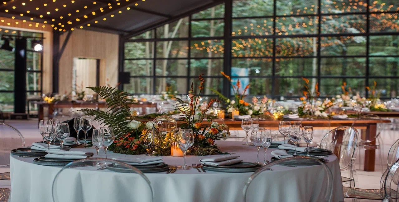 Обстановка внутри площадки: Большая веранда Загородного комплекса HIDE (Московская область)