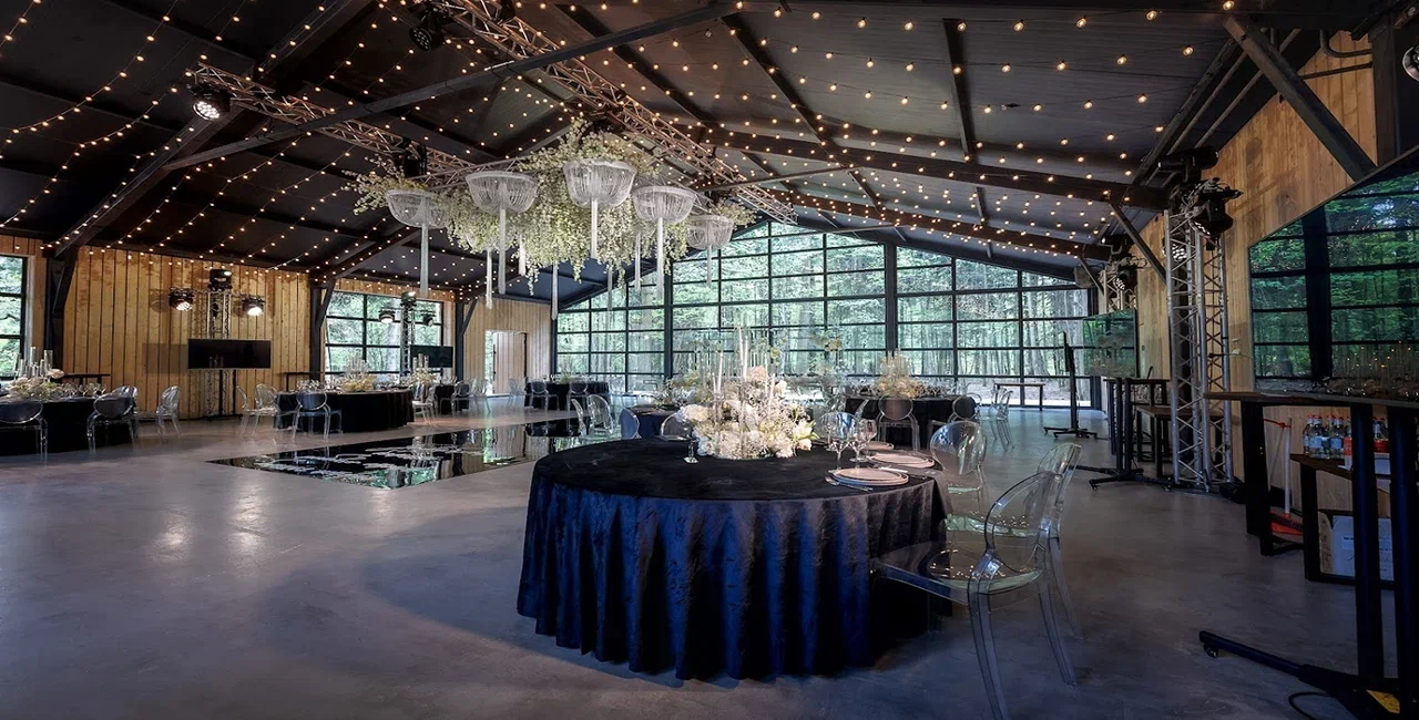 Аренда большой веранды Загородного комплекса HIDE для проведения любых мероприятий в Подмосковье