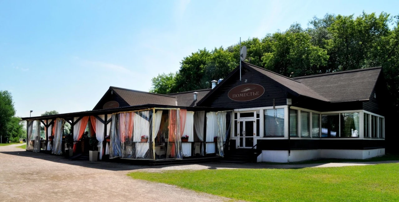 Лужайка и открытое пространство на территории ресторана Поместье-Парк в Москве