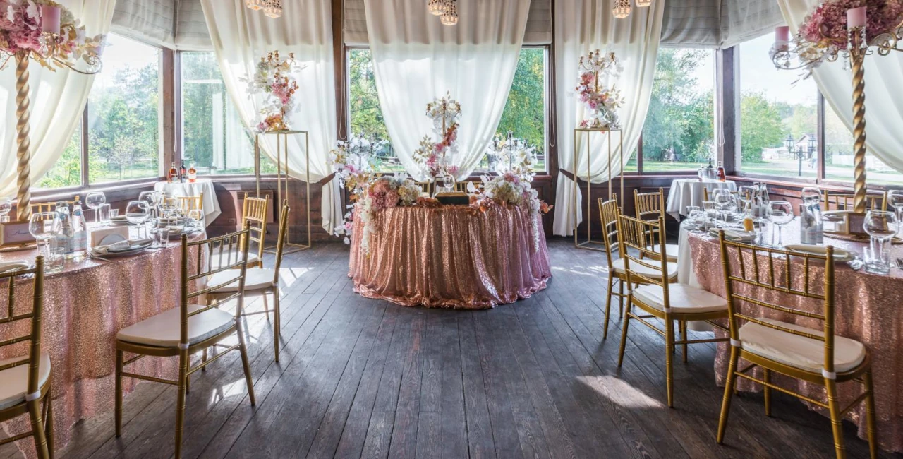 Возможности декорирования пространства в банкетном зале ресторана Поместье-Парк (г. Москва)