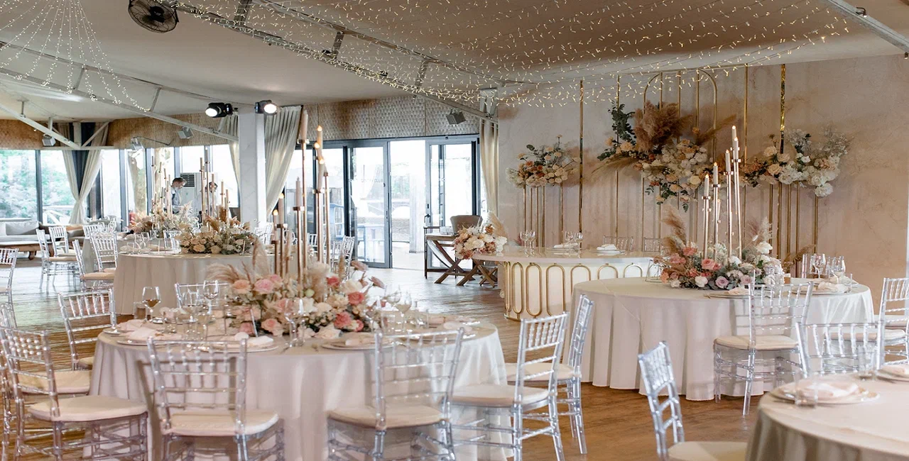 Обстановка внутри площадки: ресторан с террасой в Soho Country Club (Москва)