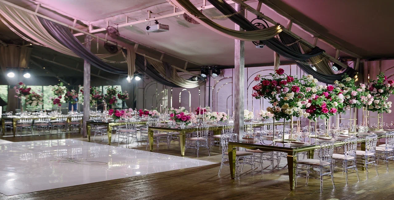 Дизайнерские решения в интерьере ресторана с террасой в Soho Country Club (Москва)