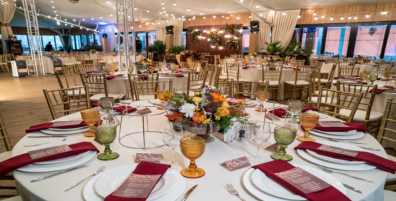 Пространство для банкета в ресторане с террасой в Soho Country Club (г. Москва)