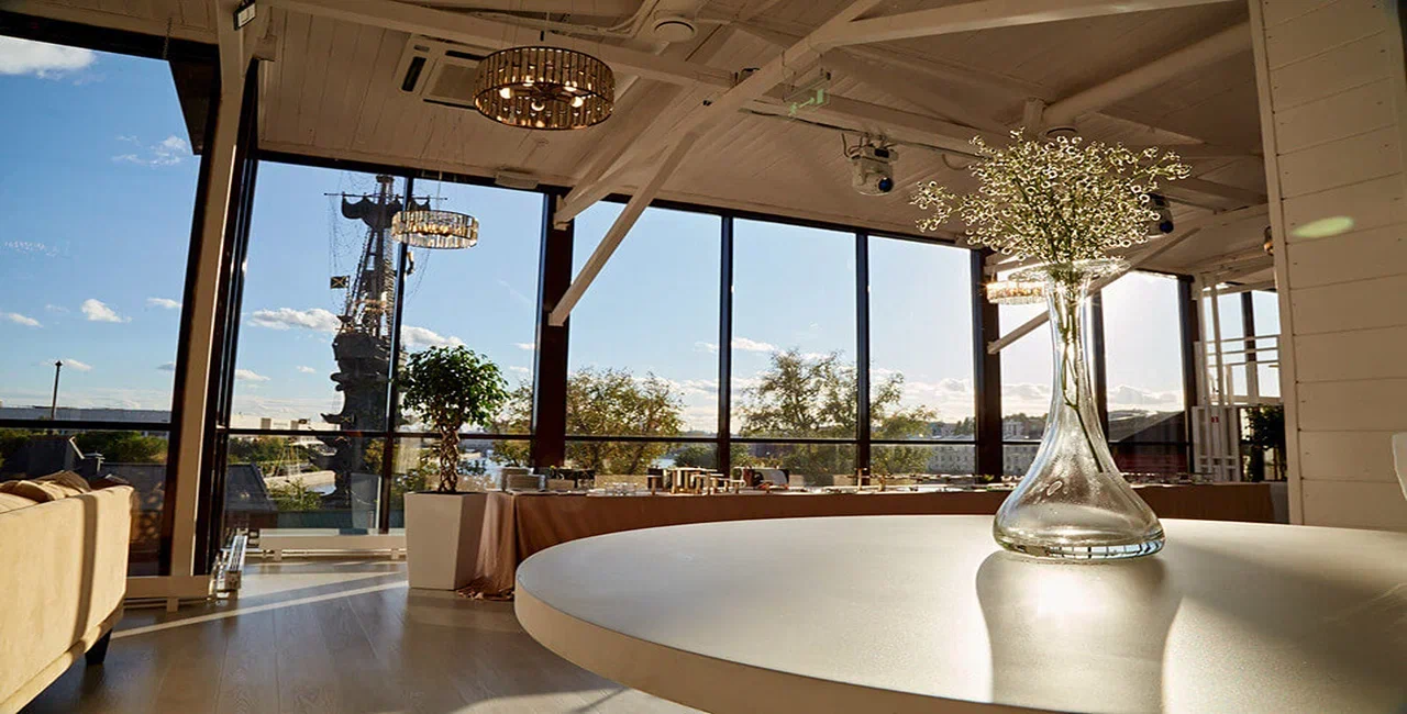 Обстановка внутри площадки: White зал (Крым terrace Moscow)