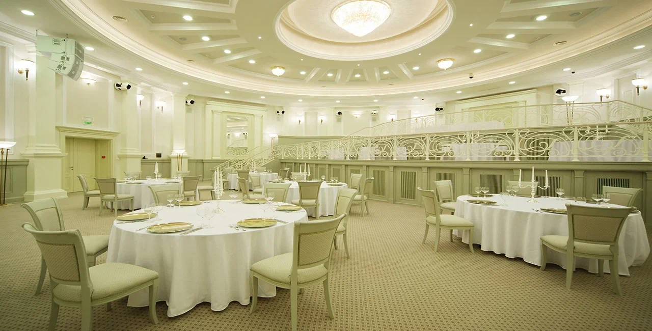 Дизайнерские решения в интерьере зала фестивалей и конгрессов отеля Мистраль (МО)