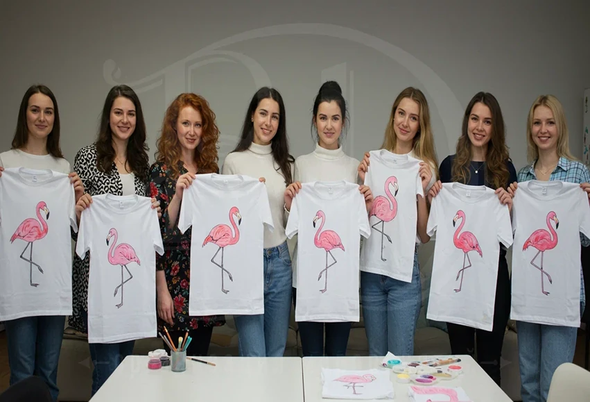 Общее фото участников мастер-класса по росписи одежды