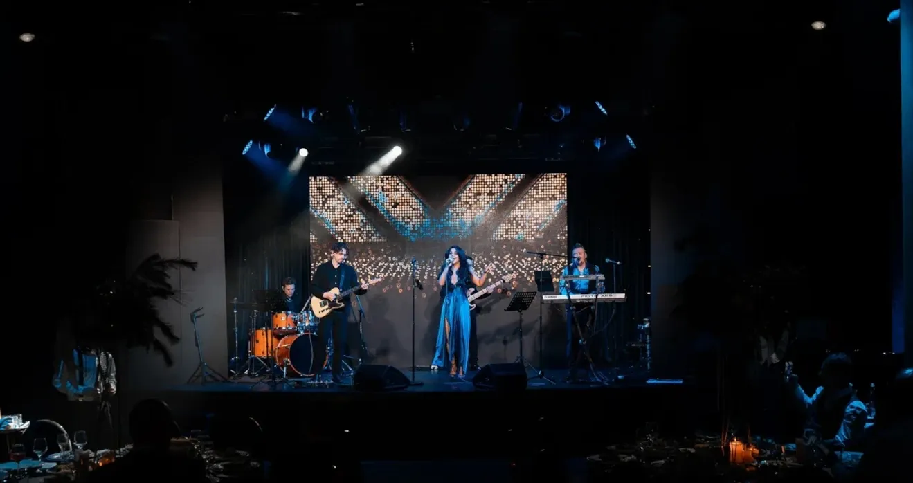 Живой вокал солистки кавер-группы ROYAL DRIVE BAND на новогоднем корпоративе для 3S Group