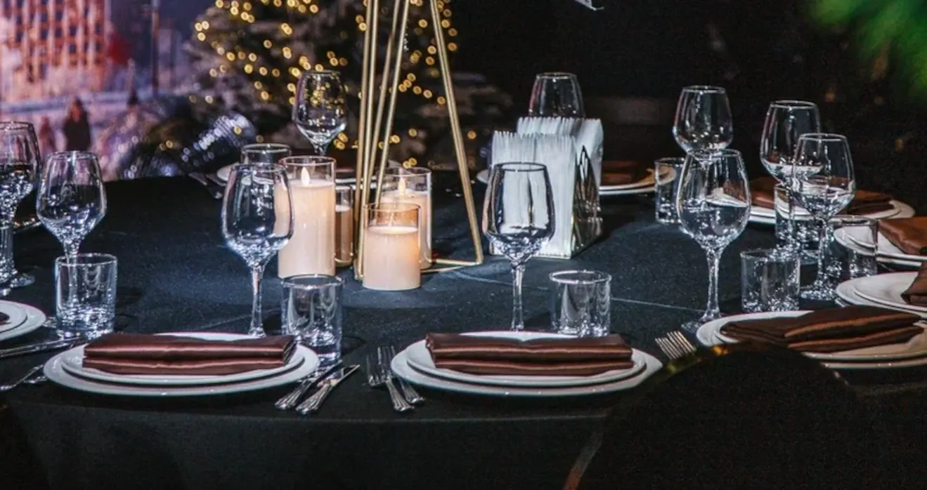Сервировка столов на новогоднем корпоратива в 2026 году для 3S Group