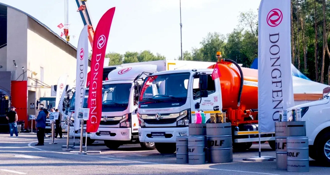 Оформление пространства на финише автопробега Dongfeng