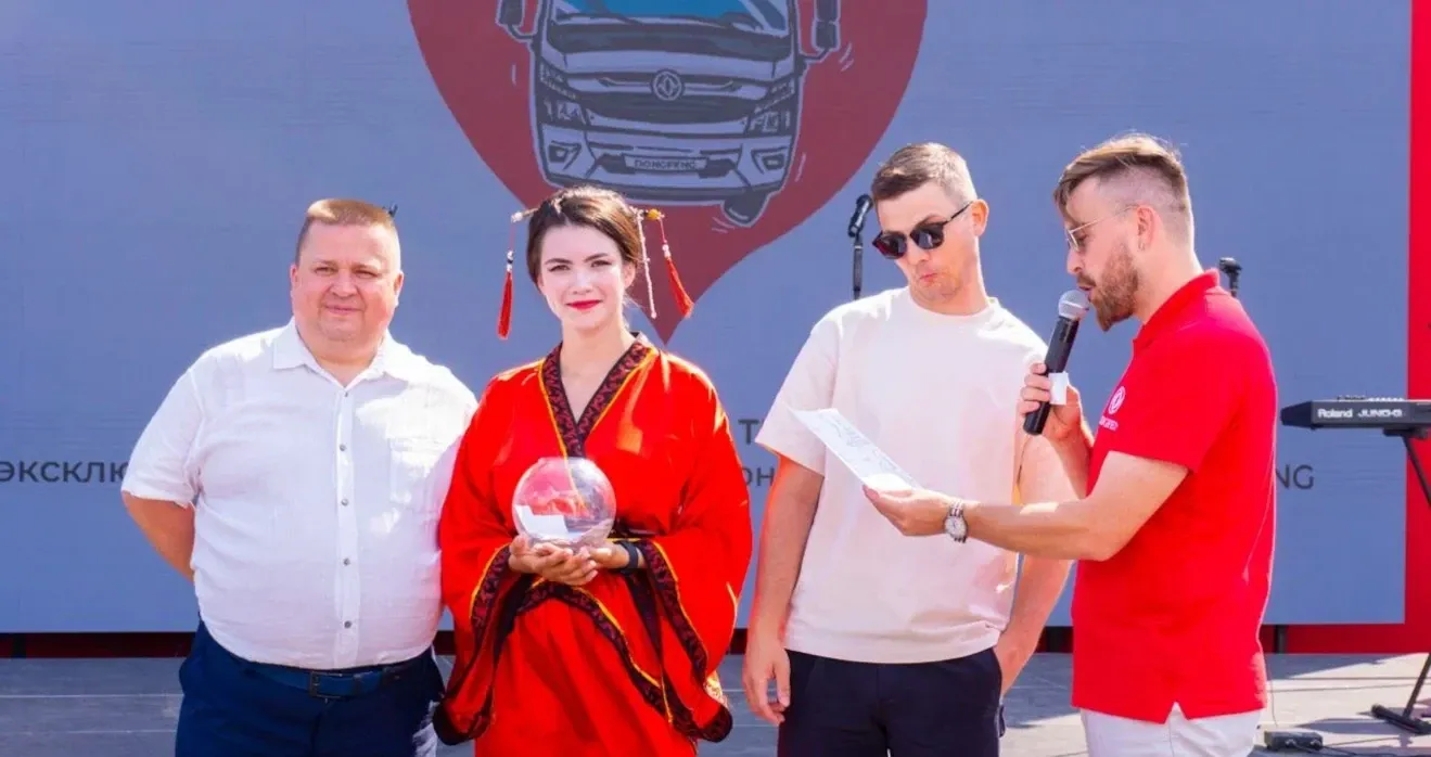 Гости на мероприятии по поводу финиша автопробега Dongfeng