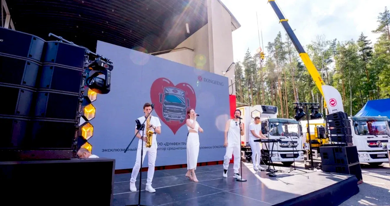 Выступления артистов на финише автопробега Dongfeng