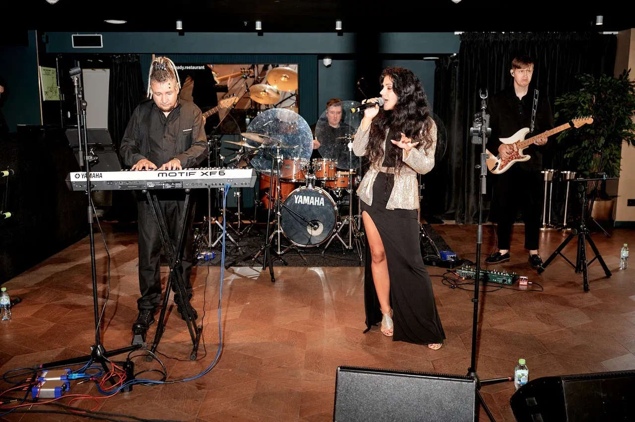 Выступления вокалистов на корпоративном мероприятии в День строителя 2025