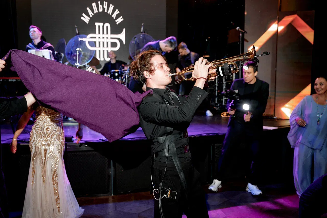 Кавер-группа на корпоративном мероприятии в День строителя 2025