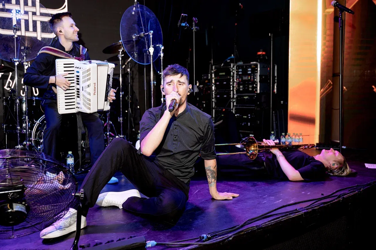 Драйв и настроение от кавер-группы Мальчики по вызову на корпоративном мероприятии в День строителя 2025