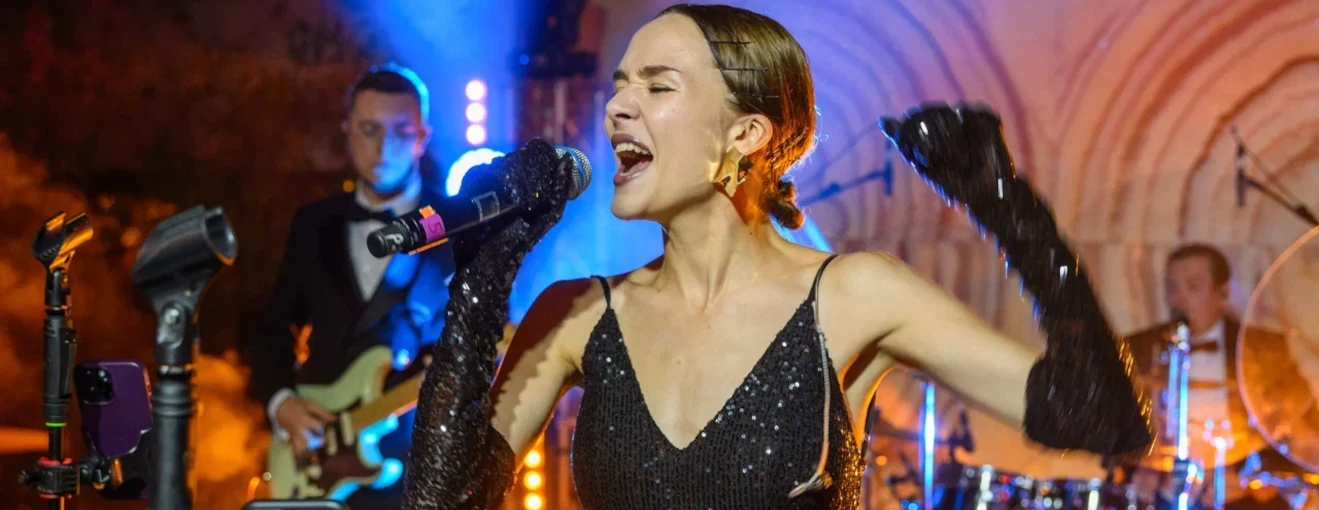 День строителя: живой вокал от сольной исполнительницы