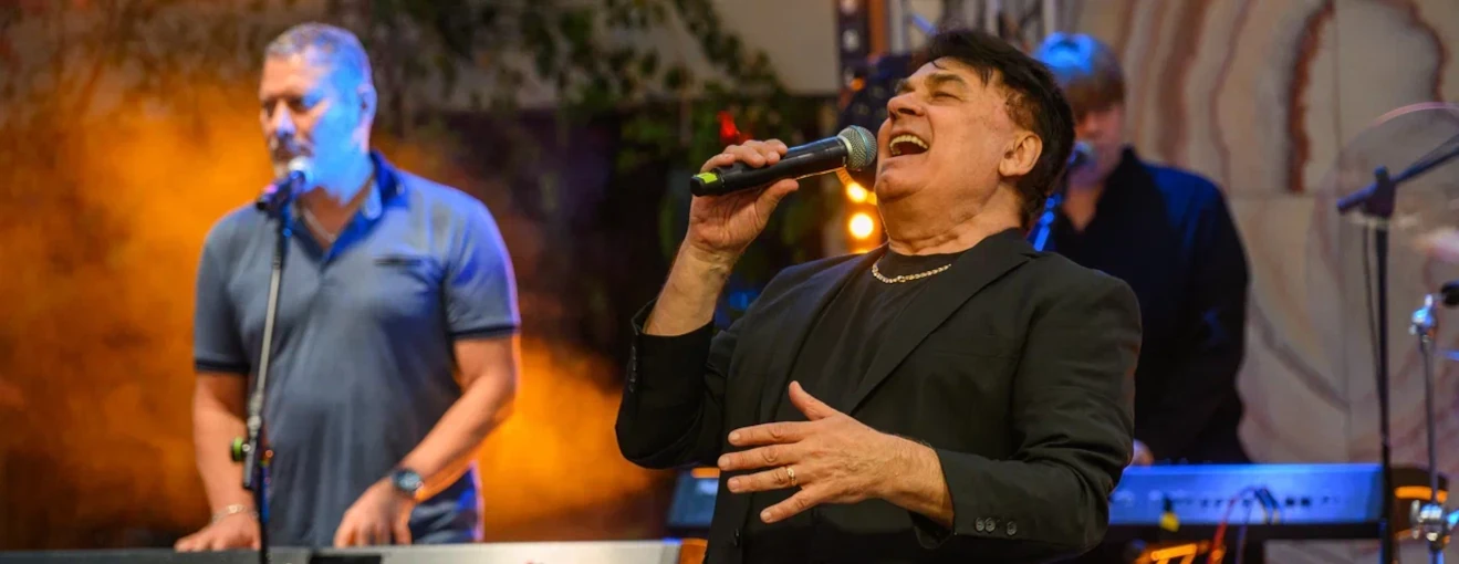 День строителя: живой вокал от Александра Серова