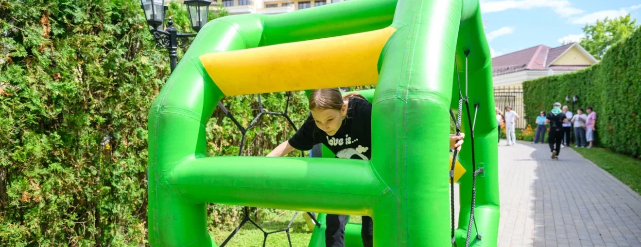 Family Day для компании АЛРОСА: надувные аттракционы