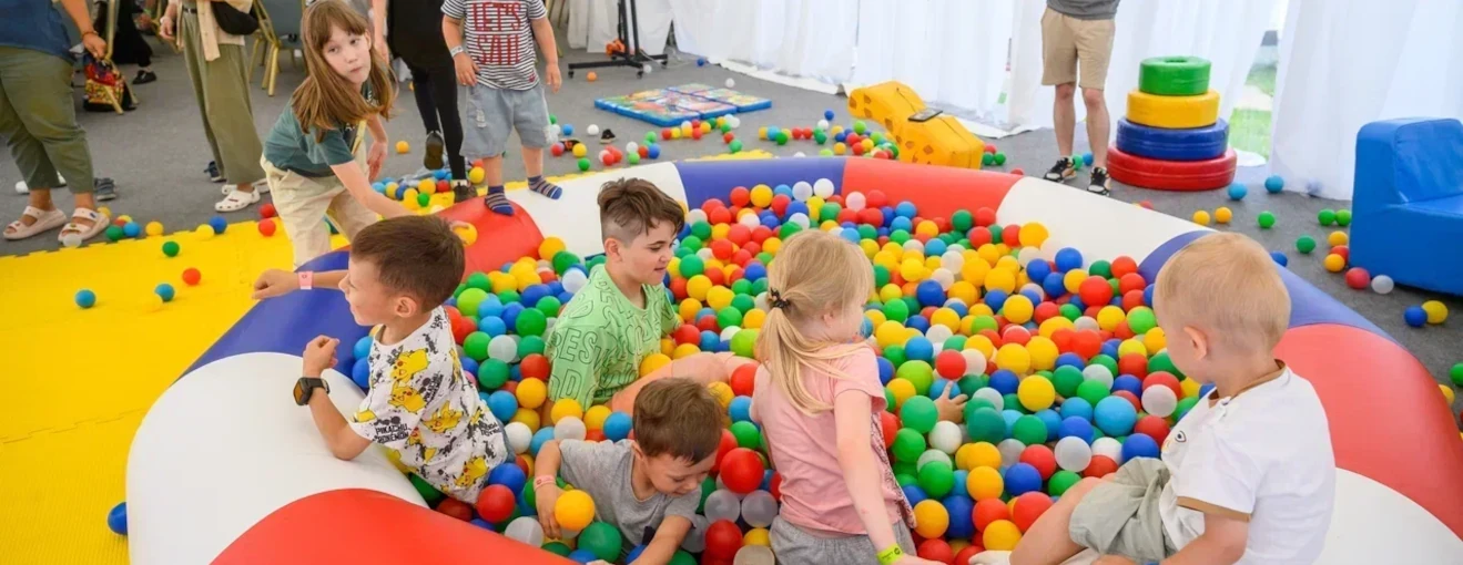 Family Day для компании АЛРОСА: огромный сухой бассейн