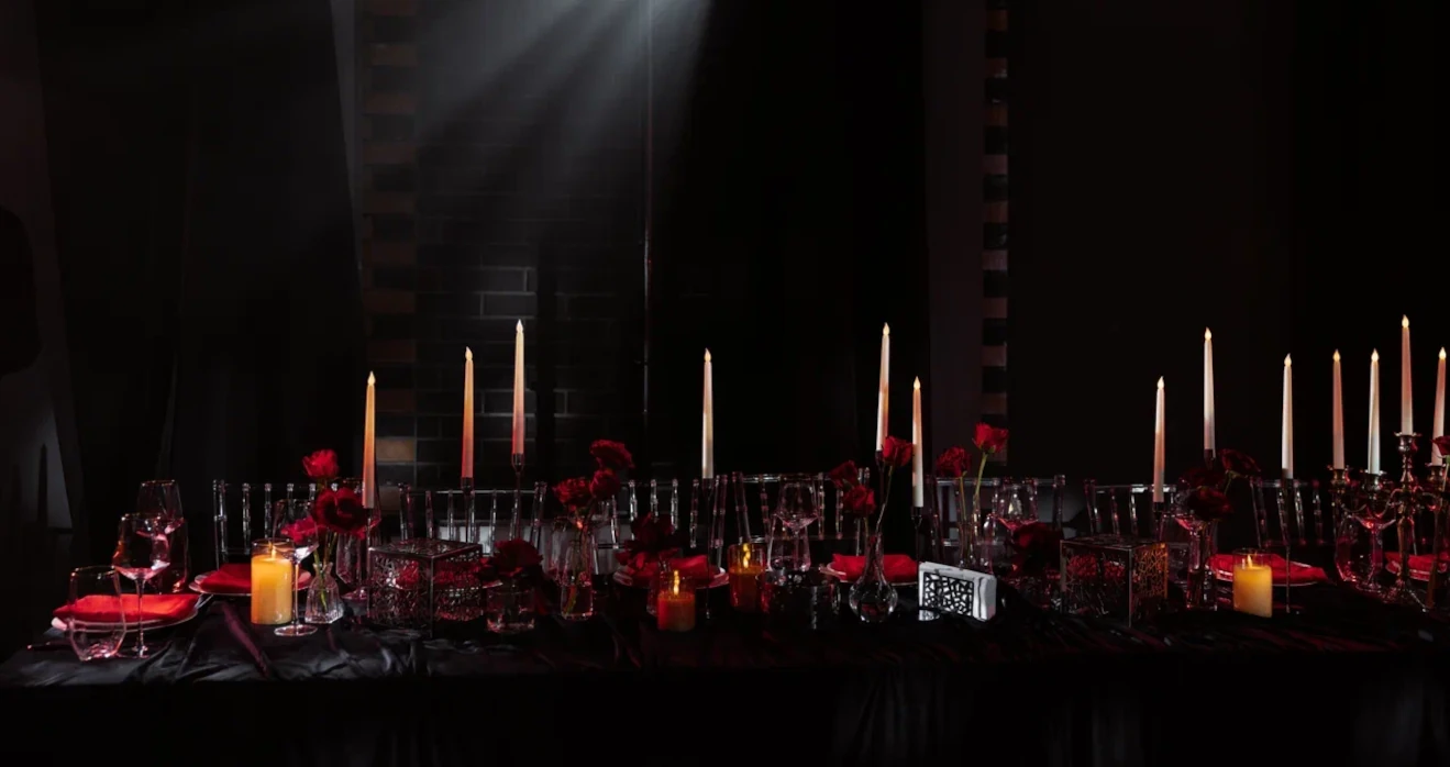 Оформление банкетного стола для гостей готической свадьбы