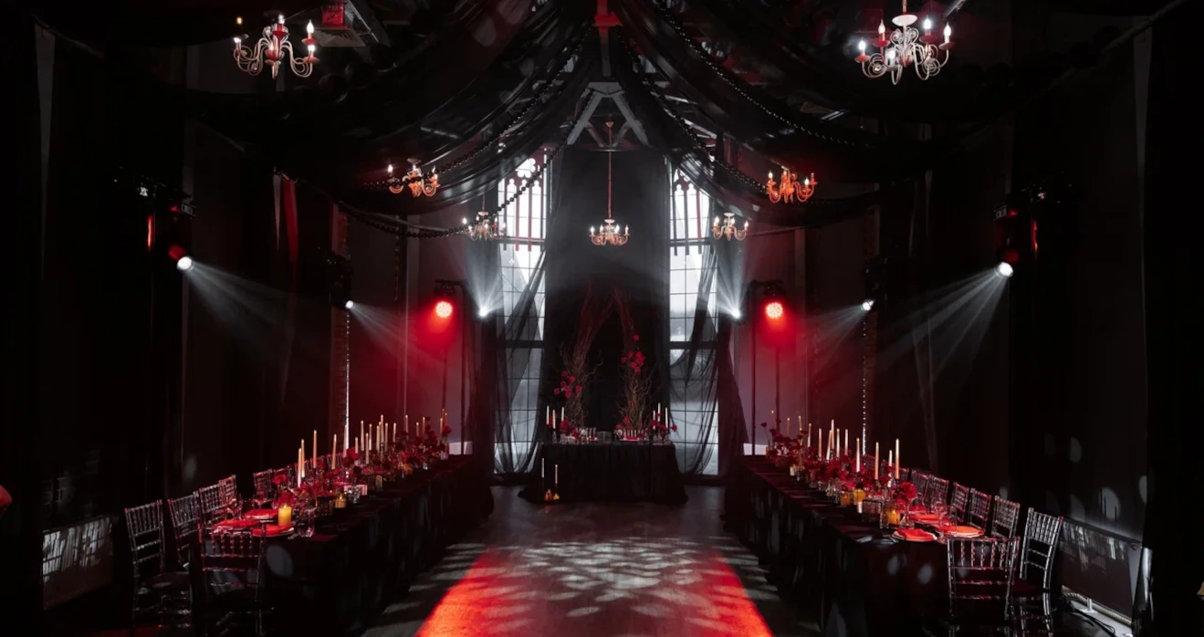 Световое оборудование на площадке для свадьбы в готической концепции