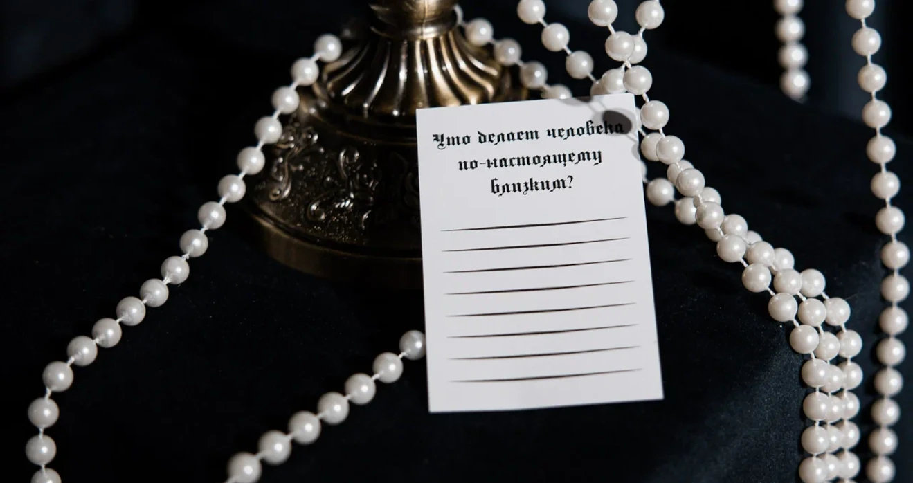 Записки с размышлениями о любви на свадьбе в готической концепции