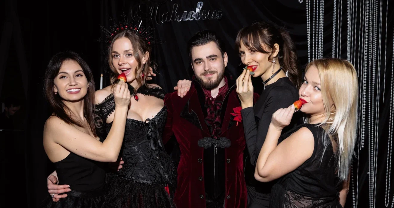 Фотографии молодожёнов с гостями готической свадьбы