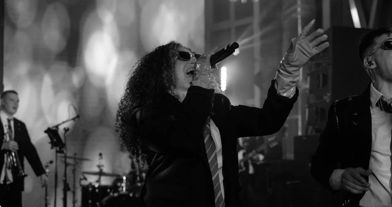 Живой вокал солистки кавер-группы Много шума