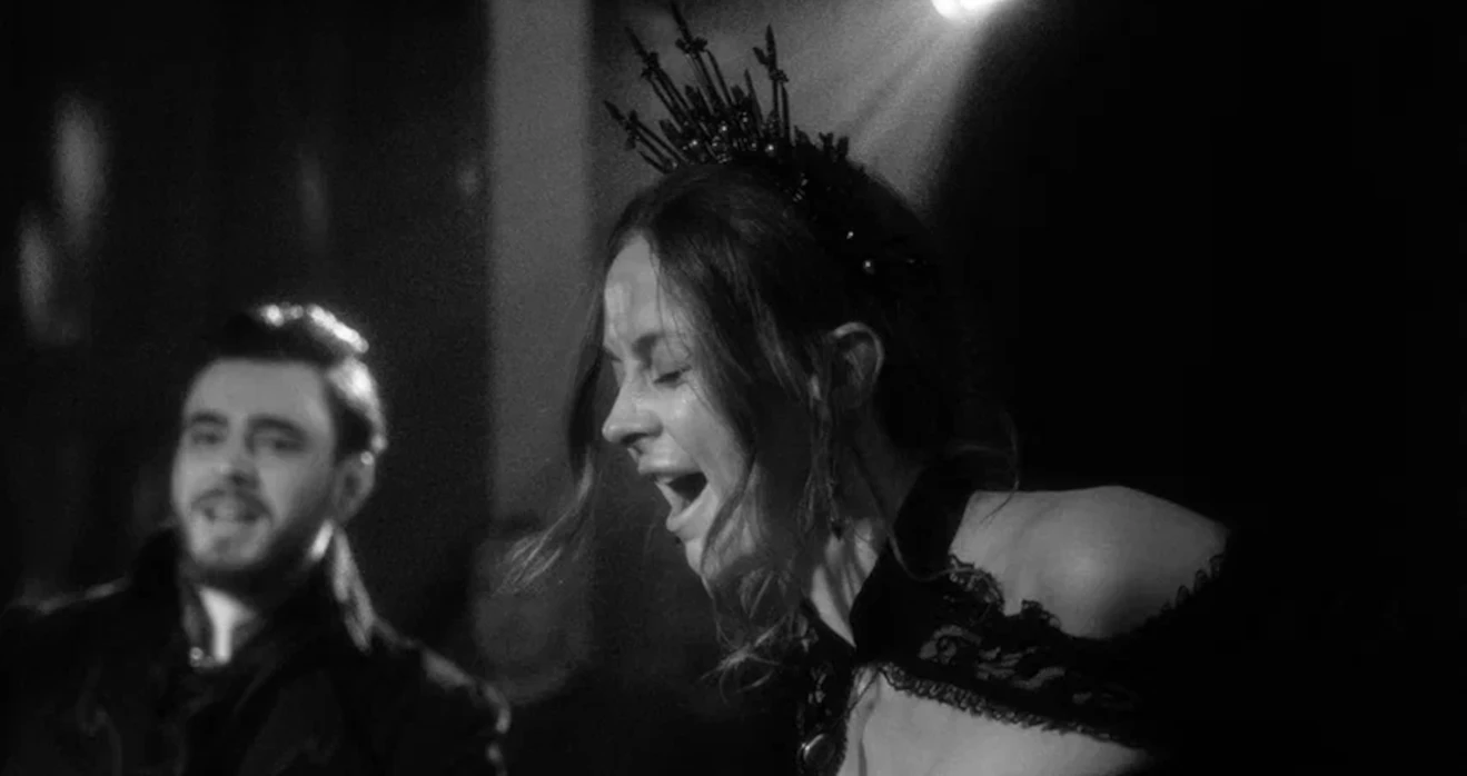 Танцующие жених и невеста на свадьбе в стиле мрачной романтики