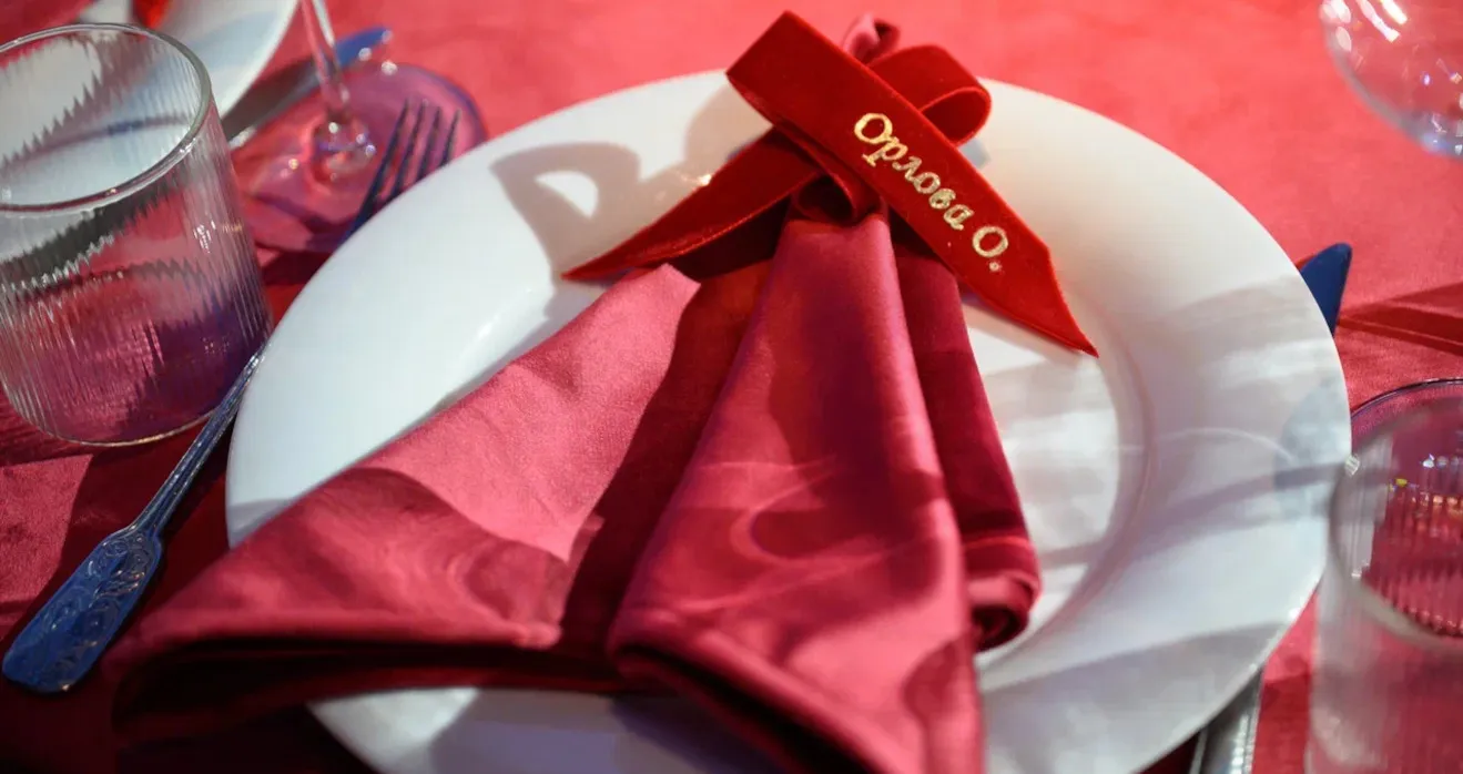 Бархатные салфетки с золотой вышивкой имён гостей новогоднего корпоратива