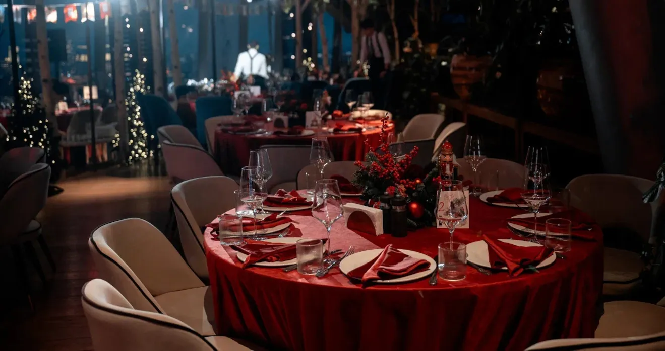 Сервировка столов на тематическом корпоративе в стиле фильма Карнавальная ночь