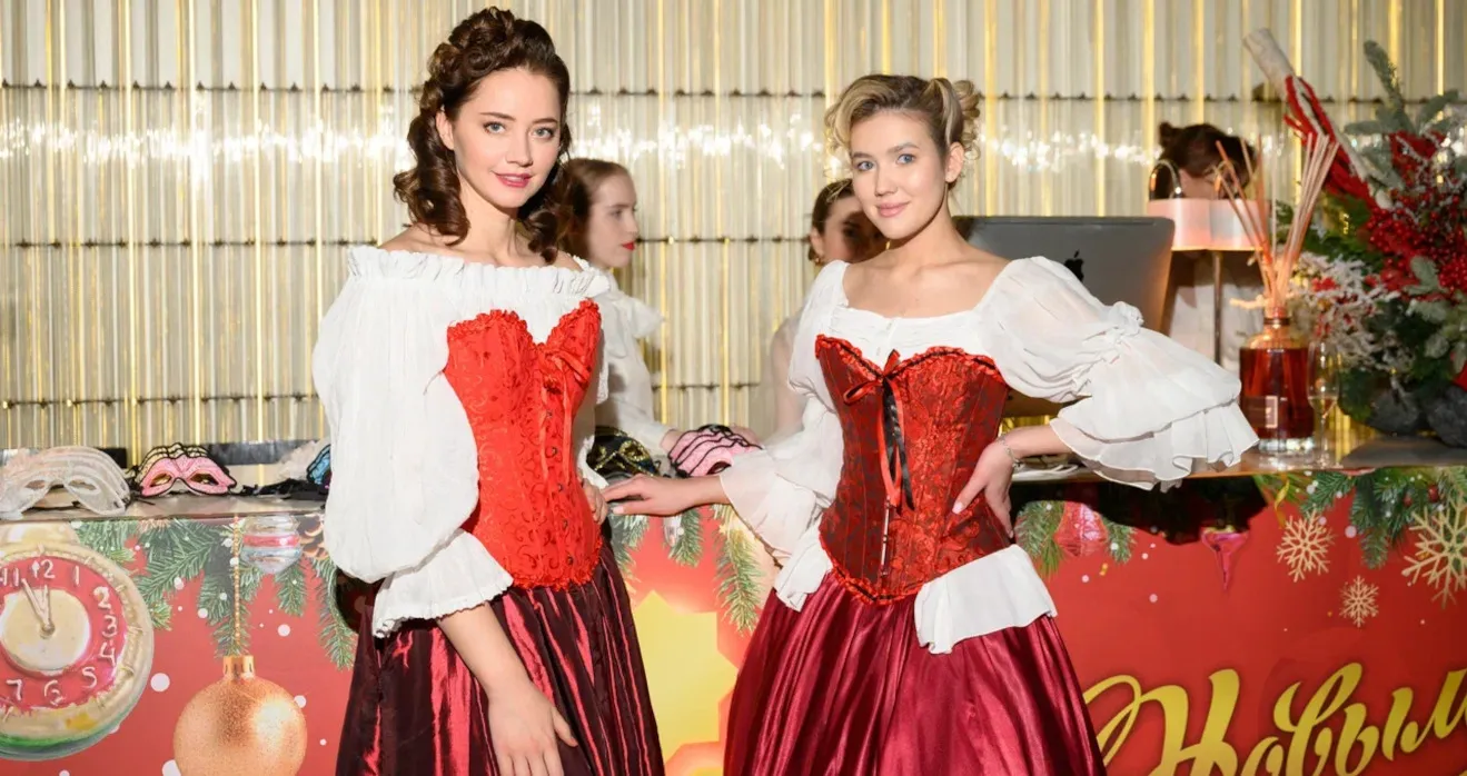 Хостес встречали гостей новогодней вечеринке в стиле фильма Карнавальная ночь