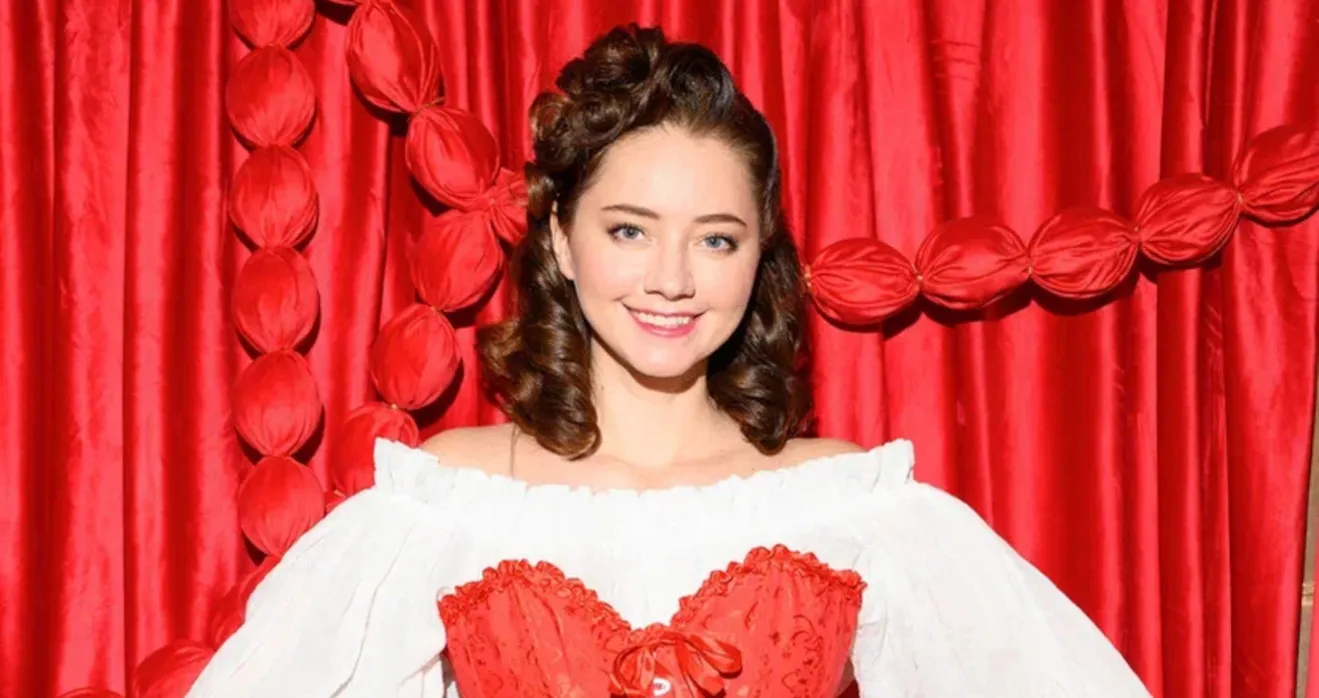 Хостес в ярких костюмах для встречи и сопровождения гостей новогоднего корпоратива