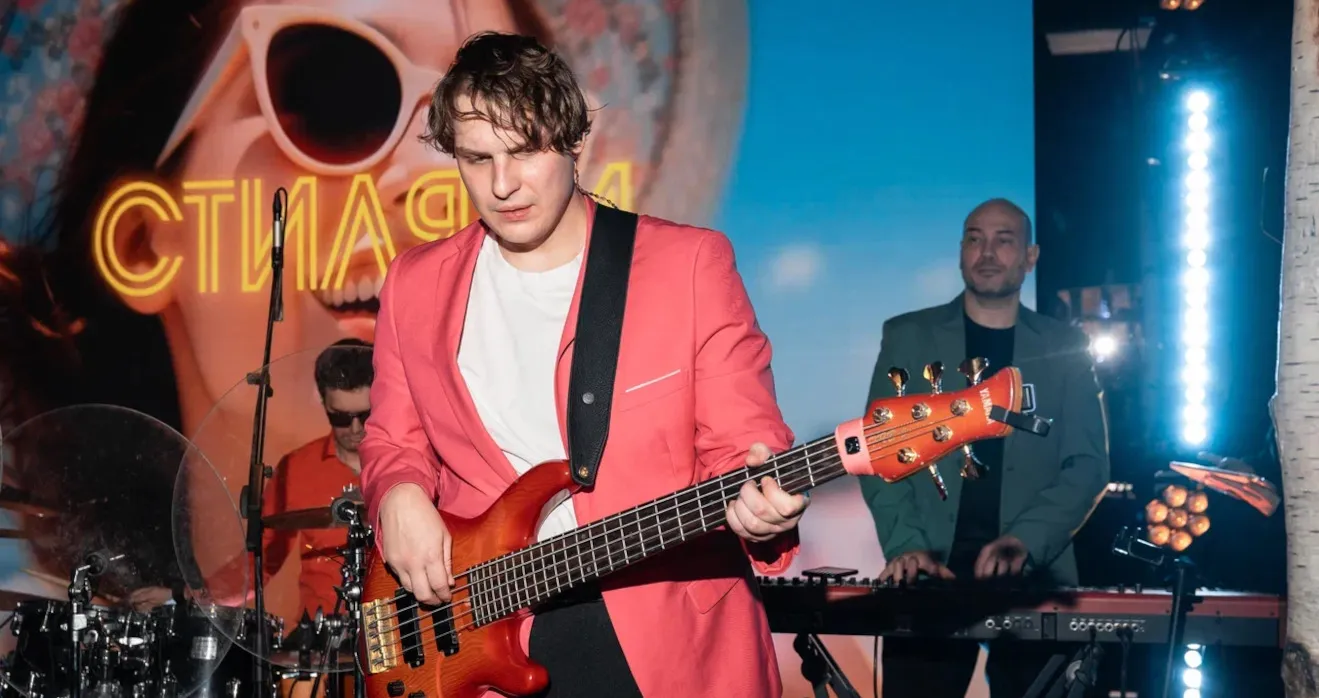 Выступление кавер-группы на новогодней вечеринке в стиле фильма Карнавальная ночь