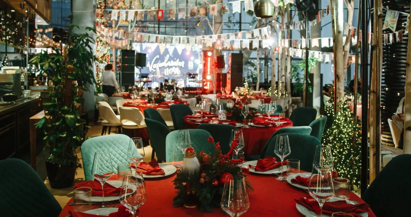 Зал ресторана SIXTY в Москва-CITY декорирован в стилистике фильма Карнавальная ночь