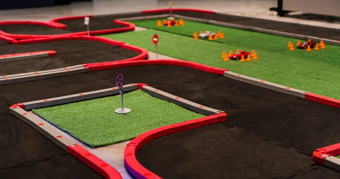 Гонки на радиоуправляемых машинках в офисе R-Keeper: мероприятие к 23 февраля