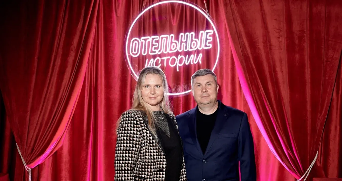 Оформление фотозоны для гостей вечеринки Отельные истории на ежегодном форуме отельеров HBD в СПб