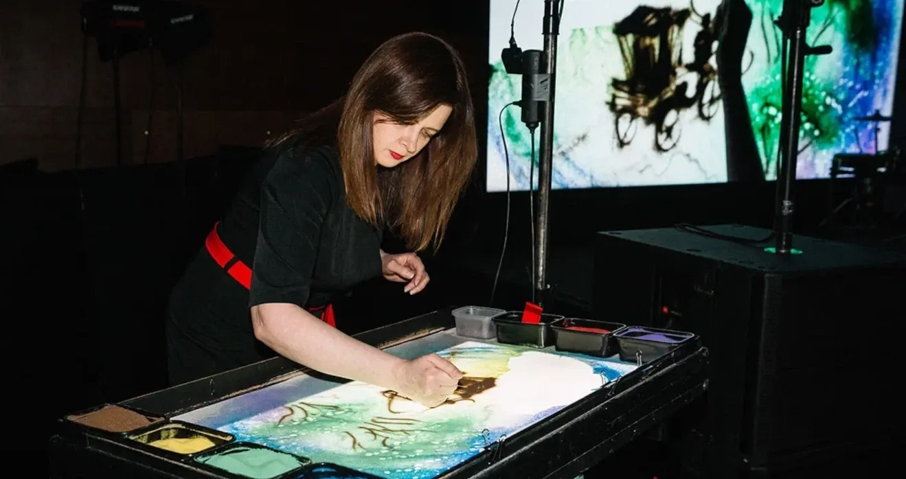 Песочное шоу на вечеринке Отельные истории ежегодного форума отельеров HBD в Санкт-Петербурге