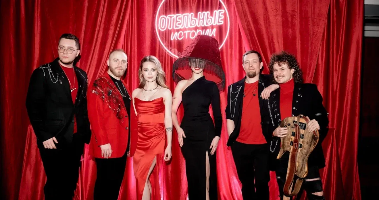 Кавер-группа Крюков Band на вечеринке Отельные истории в рамках ежегодного форума отельеров HBD в Санкт-Петербурге