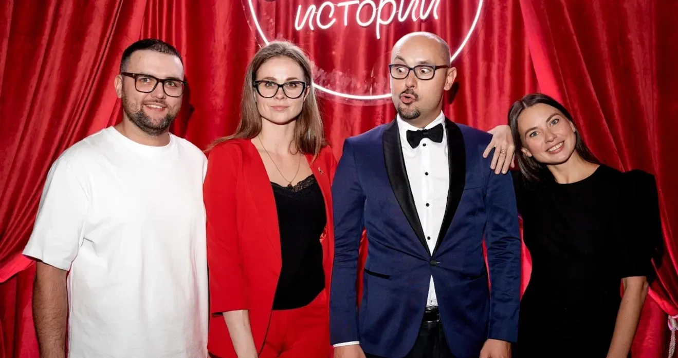 Ведущий Лев Читков и команда организаторов агентства Вдсервис Событий на вечеринке Отельные истории (форум отельеров HBD 2025, СПб)