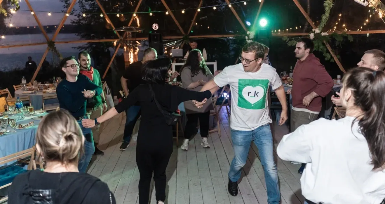 Музыка и танцы в вечерней программе летнего тимбилдинга для R-Keeper