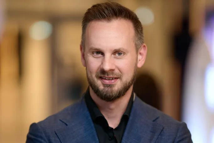 Выбор ведущего на мероприятие: Евгений Дуко