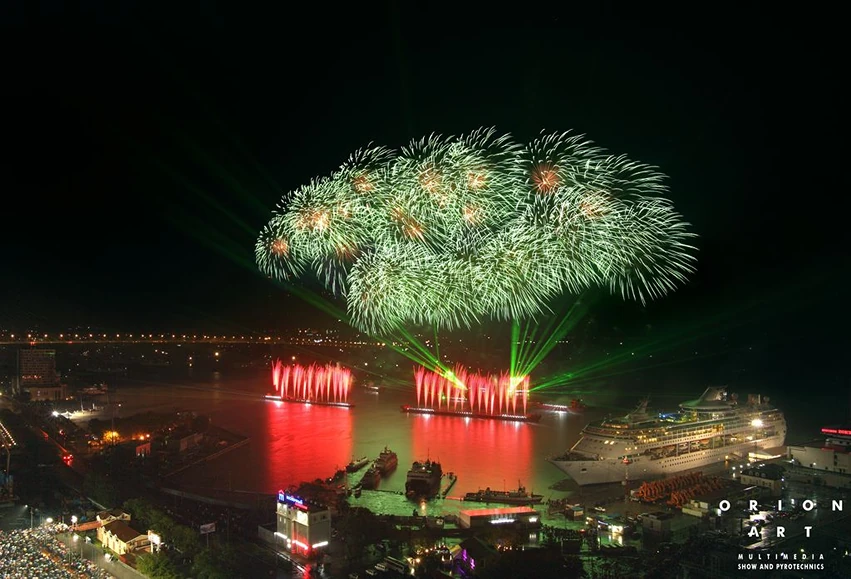 Лазерное шоу на улице, фасаде здания, фонтане