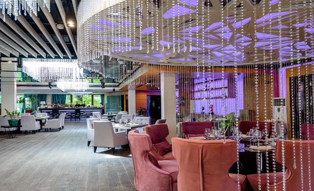 Основной зал ресторана Светлый для шоу танца в Москве